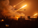 Огненный столб искр сняли над Украиной после массированного ракетного удара