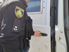 Полицейский из Херсона помог дезертиру пересечь блокпост и торговал наркотиками