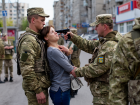 В Херсоне бойцы ВСУ под дулом пистолета ограбили горожанку на улице