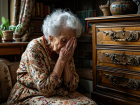 65-летняя пенсионерка лишилась 100 тысяч рублей: мошенники обманули жертву под видом работников банка