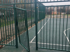 В Геническе вандалы разгромили новую спортплощадку