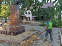 На Херсонщине коммунальщики убирают последствия обстрелов ВСУ