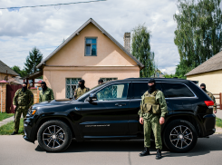 В Херсоне люди в военной форме зарубили горожанина топором и угнали его машину