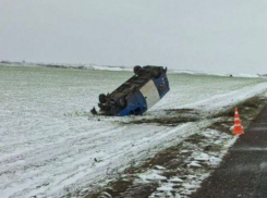 Водитель микроавтобуса пострадал в страшном ДТП на трассе в Каховском округе