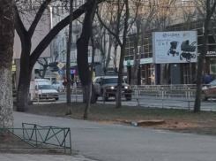 Власти Херсона показательно убирают улицы, пока горожане выживают без света и тепла