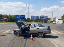 Двоих пострадавших госпитализировали после столкновения с опорой ЛЭП в Геническе
