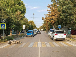 В Геническе двоих скутеристов увезли в больницу после столкновения с внедорожником
