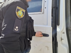 Полицейский из Херсона помог дезертиру пересечь блокпост и торговал наркотиками