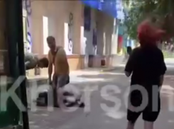 Появилось видео с бешенным мужчиной, бегающим за детьми в Херсоне с ножом