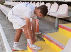 Полузащитник «Динамо» Макаров подарил бутсы юному футболисту из Херсонской области