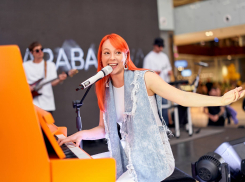 «Это не моя война, я просто хочу петь»: певицу из Херсона Светлану Тарабарову затравили за форму ВСУ в спортзале