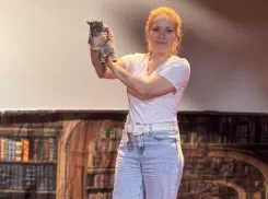 Спасённого из зоны СВО котёнка в театре Юрия Куклачёва назвали Херсоном