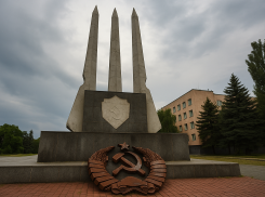 С Херсонского монумента победы «Три штыка» убрали советский герб