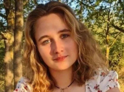 Активистка Движения Первых из Херсонщины помогает фронту и собрала стену шевронов от бойцов 