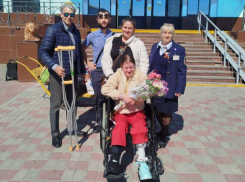 Школьница, раненная при обстреле ВСУ в Бехтерах, вернулась домой после лечения