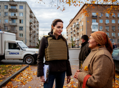 Новые подробности поездки Анджелины Джоли в Херсон: её охранник пропал, актриса незаконно пересекла границу пешком