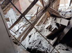 В Новой Каховке после обстрела ВСУ жилых домов под завалами нашли женщину