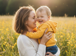 Незабудка и семейный стол: как отмечают День матери в России