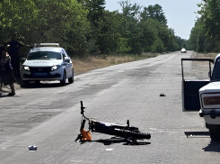 В Гладковке лихая дама на электромопеде протаранила отечественную классику