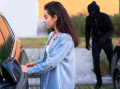 У жителя Херсона под дулом автомата военком угнал автомобиль