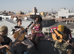 В Геническе проходят уличные концерты с летней программой от артистов