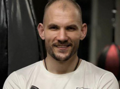 «Пока не отбила»: волонтёра, сопровождавшего Анджелину Джоли в Херсоне, не выпускают сотрудники ТЦК 