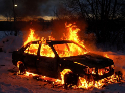 В Херсоне боевики ВСУ сожгли легковой автомобиль
