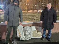 Из Херсона в Краснодар доставили барельеф легендарному советскому лётчику Покрышкину