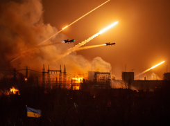 Огненный столб искр сняли над Украиной после массированного ракетного удара