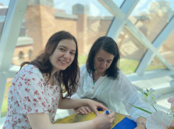 Дочь херсонской чиновницы получала зарплату, отдыхая за границей