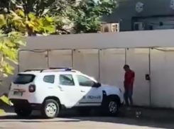 Херсонцы заметили пьяного мужчину, описавшего машину полиции средь бела дня