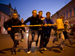 В Херсоне засняли, как банда с огромной кувалдой жёстко разгонала наркозакладчиков