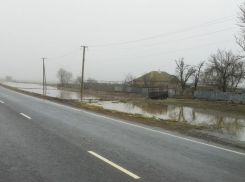 В селе Генического округа талые воды угрожают затопить жилые дома