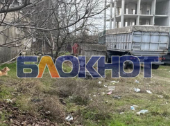 В Геническе свалка рядом с ЖК «Семейный парк» продолжила расти