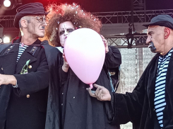 Херсонцам показали фантастические карточки о качественной медицине