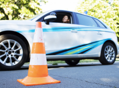 Школьники Генической школы №2 стали юными инспекторами: как полицейские обучили детей безопасности на дороге