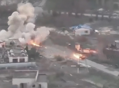 Бойцы ВС РФ эпично проехали по минному полю и выжили в сгоревшей дотла «Буханке»