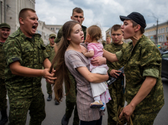 В Херсоне военкомы угрожали расправой женщине с ребёнком 