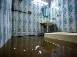 «Затопило четыре этажа»: в Скадовске УК сутки не реагировала на коммунальную аварию