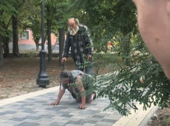 В Геническе сняли на видео странную прогулку деда с женщиной на четвереньках