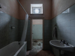 Нашли в ванной: 9-летняя девочка загадочно покончила с собой при родителях