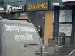 Автомобиль театрального кружка БДСМ ездит по Херсону