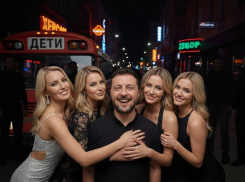 Николаевские проститутки, массовка и автобусы «Дети»: что привезли в Херсон с Зеленским