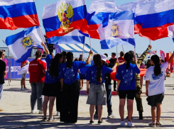 «Тысячи улыбок на одном пляже»: как дети, родители и учителя отметили День молодежи в Геническе