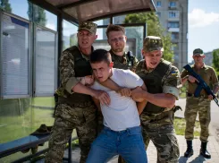 «Подпиши или сдохни»: военкомы схватили 19-летнего херсонца на остановке и пытали в подвале