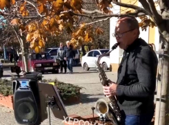 Саксофониста, играющего на опустевшей площади Херсона, сняли на видео прохожие