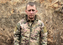 «Осколки сами выходят из глаз»: частично потерявший зрение командир роты воюет под Херсоном