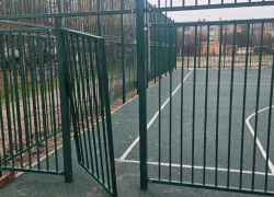 В Геническе вандалы разгромили новую спортплощадку