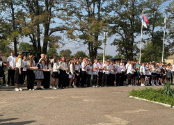 На линейке в херсонской школе флаг России повесили вверх ногами