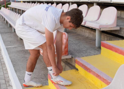 Полузащитник «Динамо» Макаров подарил бутсы юному футболисту из Херсонской области